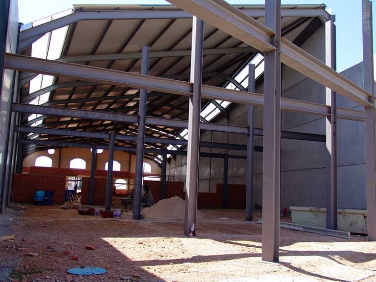 Nave industrial en construcción vista desde dentro